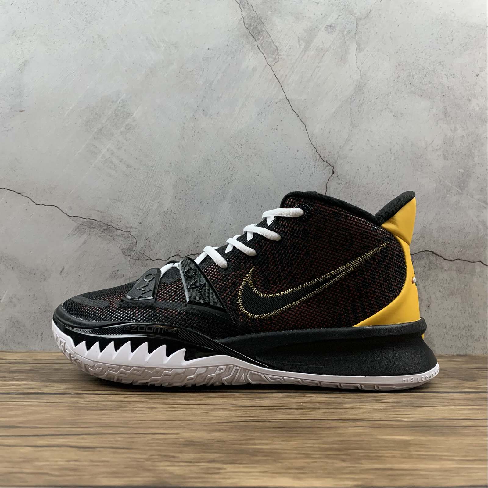 Tênis Nike Kyrie 7